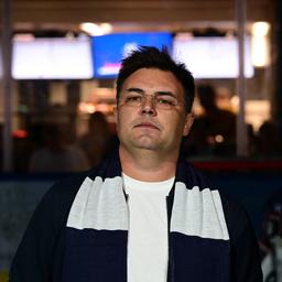 Kassels Geschäftsführer Paul Sinizin mit Huskies-Schal.