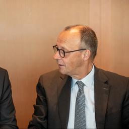 Lars Klingbeil und Friedrich Merz schauen sich an