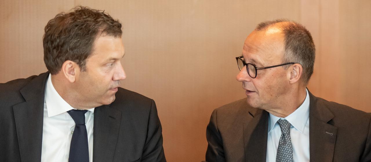 Lars Klingbeil und Friedrich Merz schauen sich an