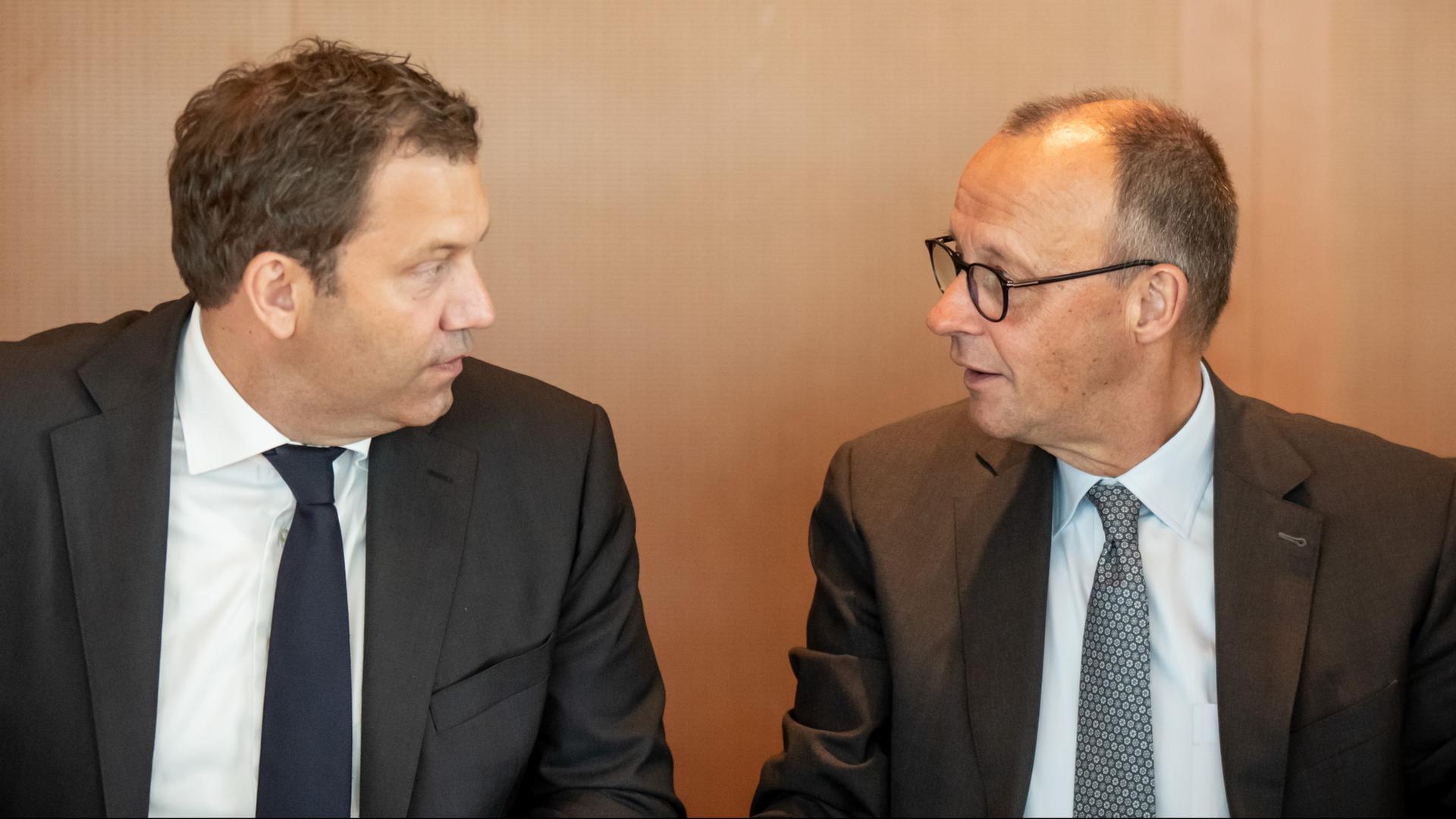 Lars Klingbeil und Friedrich Merz schauen sich an | dpa