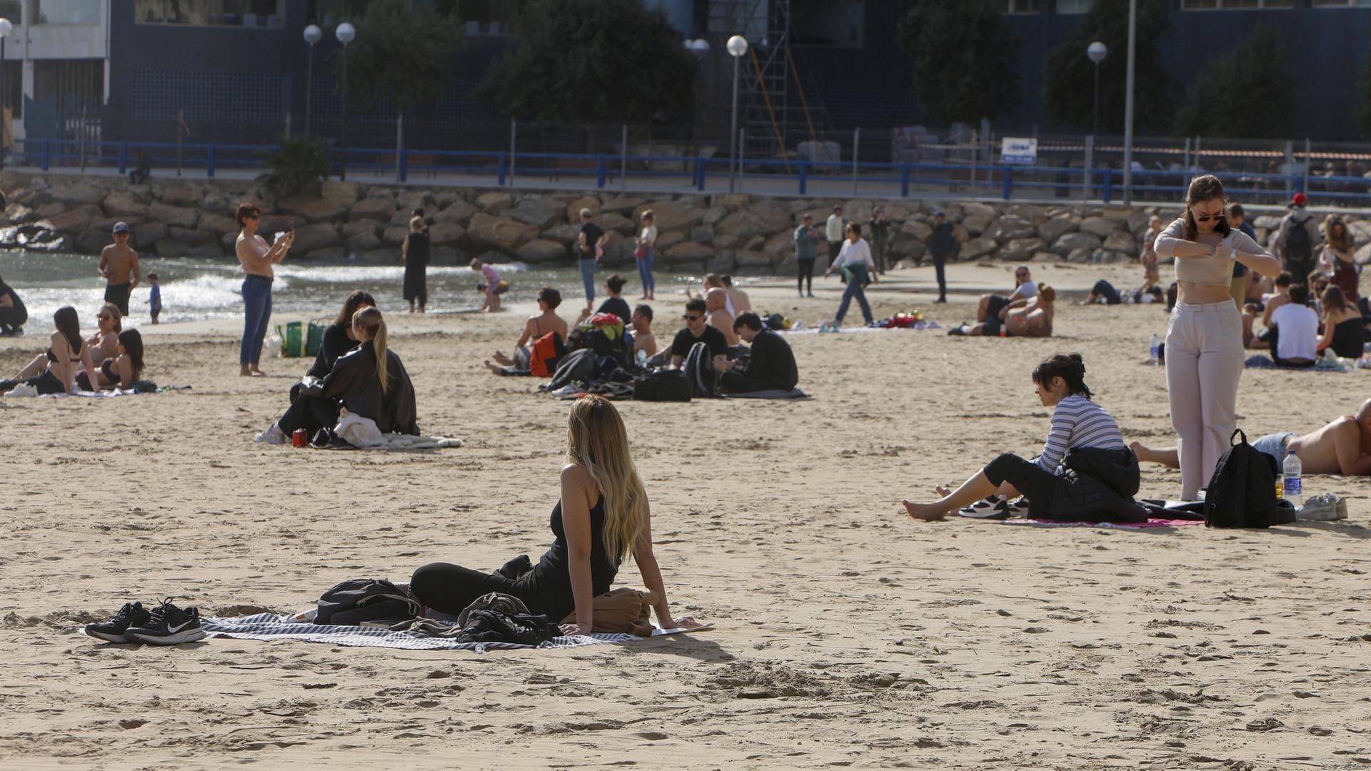Menschen genießen einen sonnigen Tag am Strand El Postiguet in Alicante. | EPA