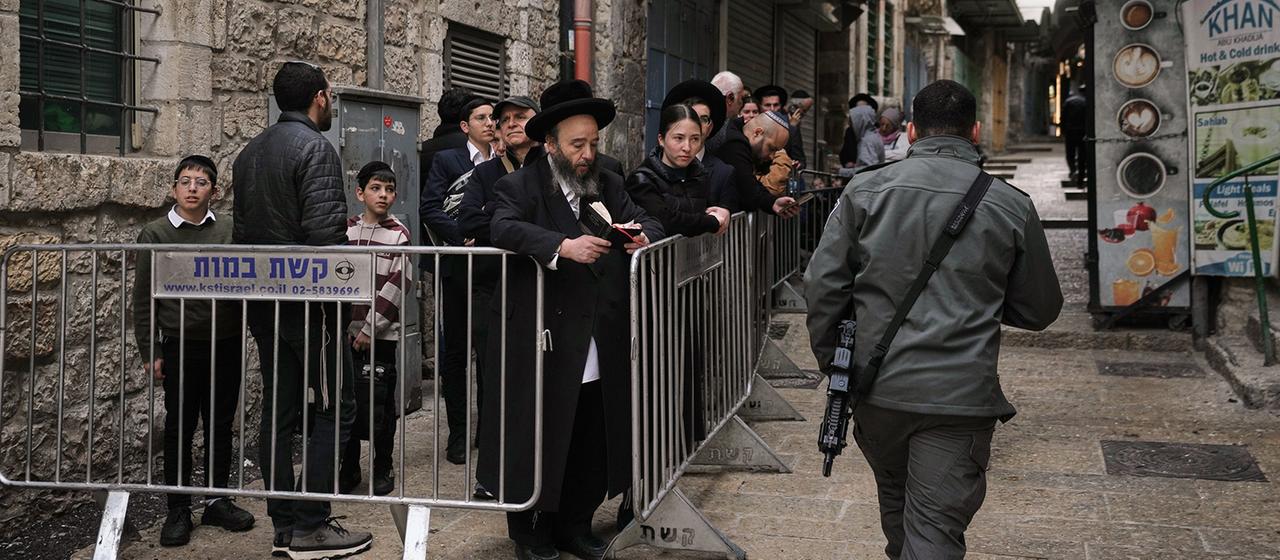 Juden stehen in der Altstadt von Jerusalem Schlange.