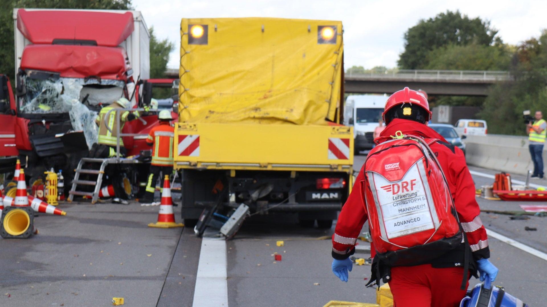 Unfall mit Kleinlastwagen auf A5 bei Weinheim - Fahrbahn Richtung Heidelberg gesperrt