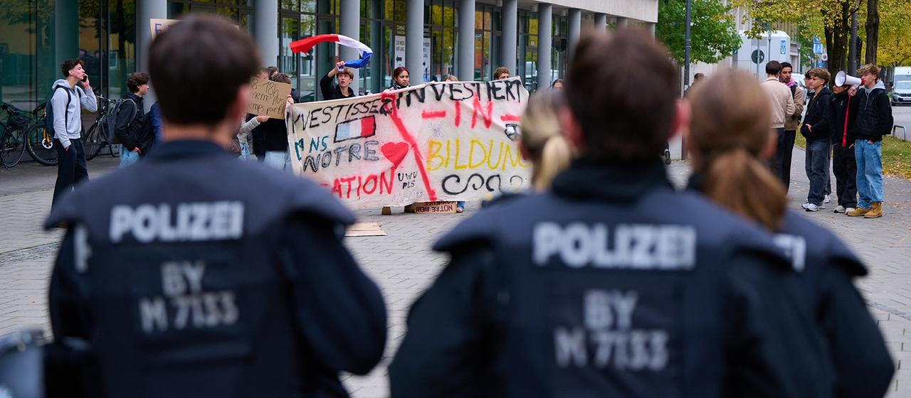 Schülerinnen und Schüler protestieren vor dem französischen Generalkonsulat in München.