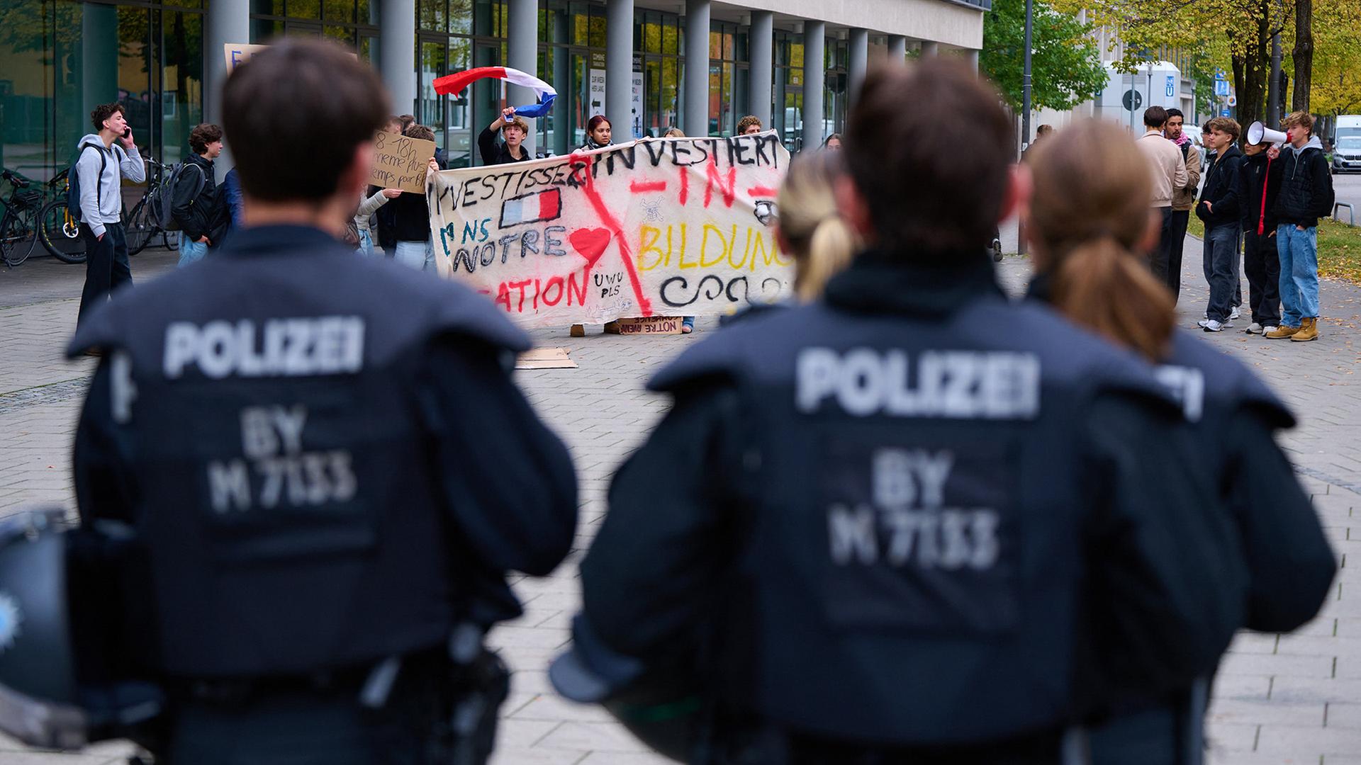 Schülerinnen und Schüler protestieren vor dem französischen Generalkonsulat in München.  | picture alliance/dpa