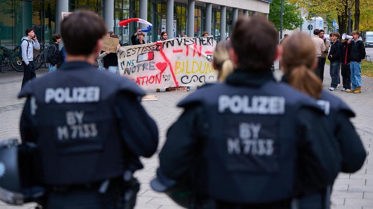 Schülerinnen und Schüler protestieren vor dem französischen Generalkonsulat in München. 
