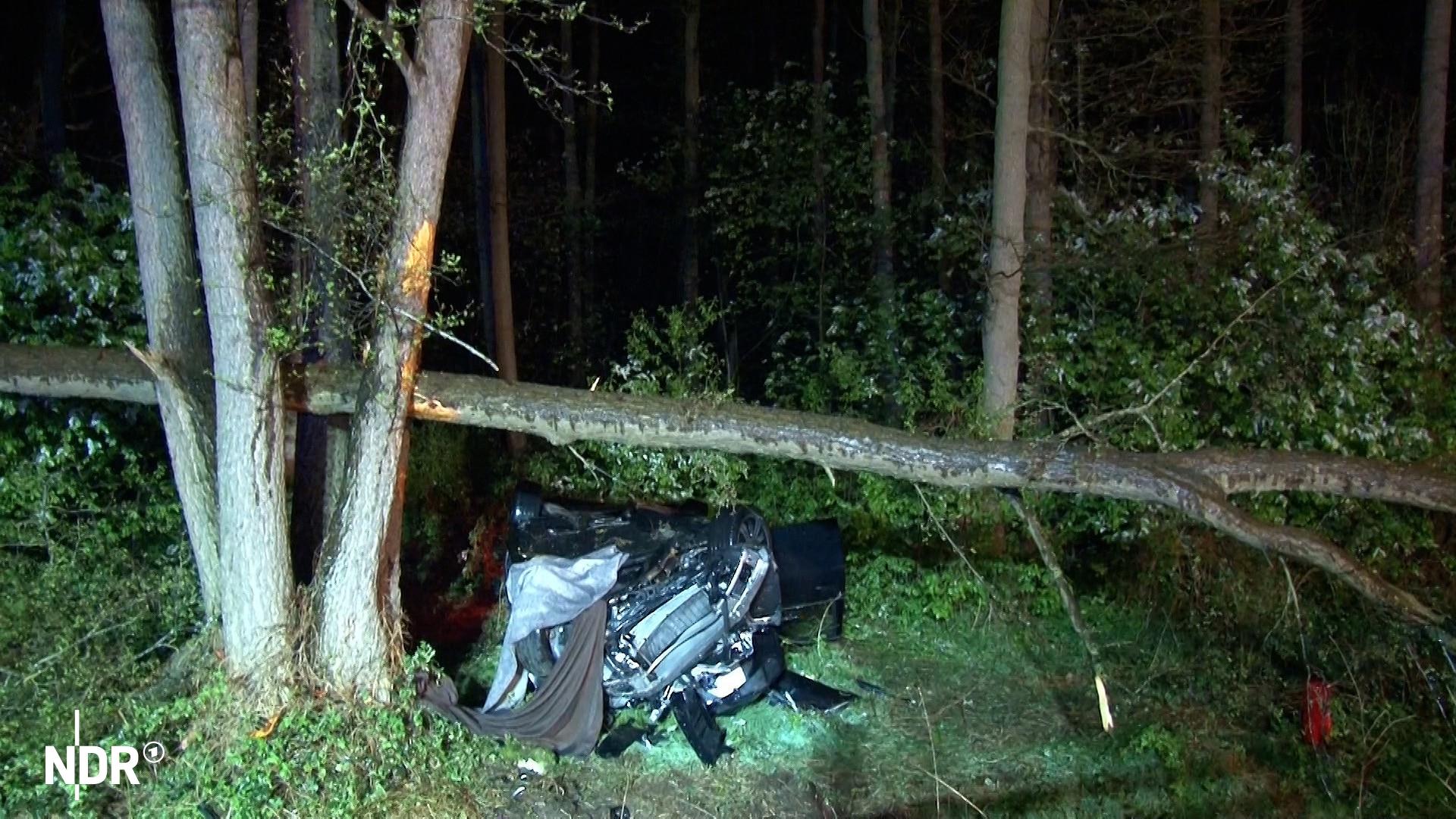 Die Straße blieb für Bergungsarbeiten bis in die Nacht gesperrt. | Nord-West-Media TV Ein Auto liegt nach einem Unfall auf dem Dach.