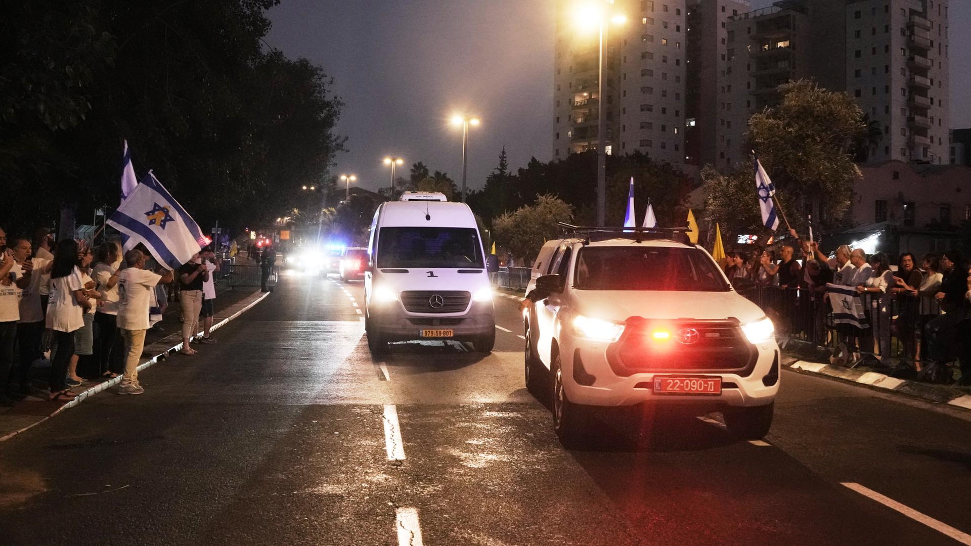 Ein Konvoi mit einem Sarg, der aus dem Gazastreifen an Israel übergeben wurde, kommt am Forensischen Institut Abu Kabir in Tel Aviv an.  | dpa