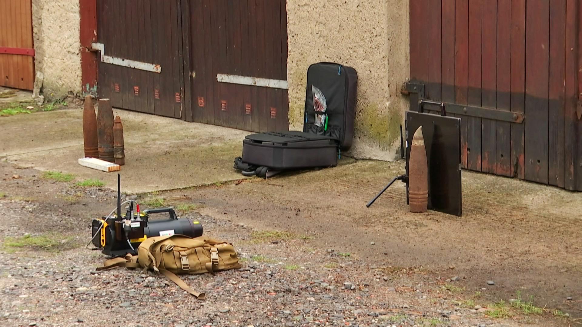 In einer Garage in Angermünde wurden am Donnerstag Waffen und Munition gefunden (Quelle: rbb) | rbb