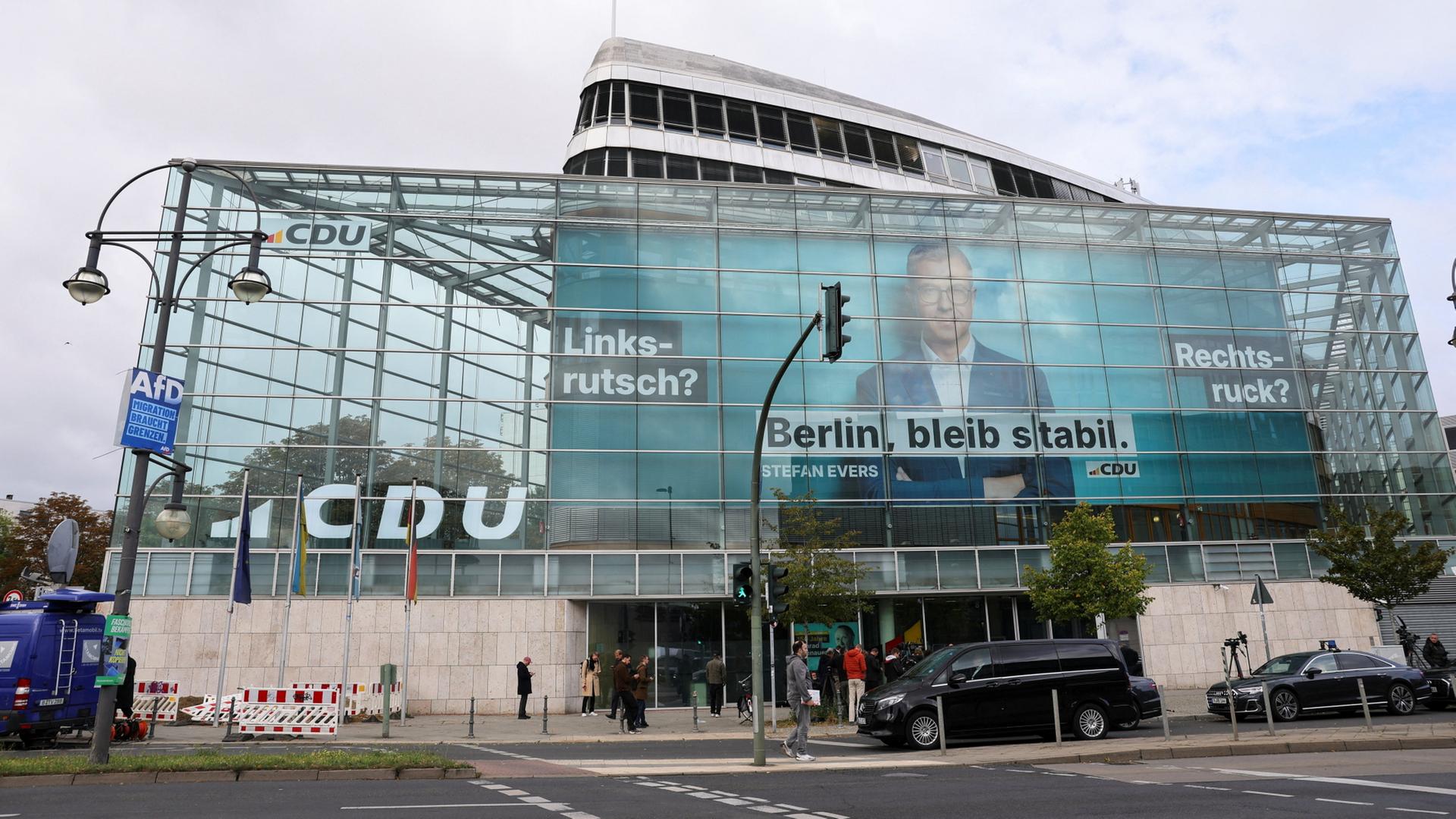 Menschen gehen in Berlin an der Zentrale der CDU vorbei. | REUTERS