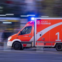 Ein Rettungswagen fährt mit Blaulicht zu einem Einsatz in Berlin