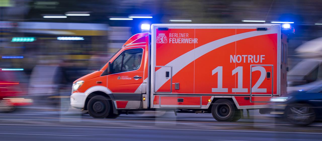 Ein Rettungswagen fährt mit Blaulicht zu einem Einsatz in Berlin