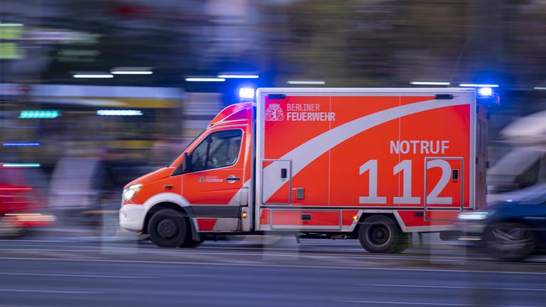 Ein Rettungswagen fährt mit Blaulicht zu einem Einsatz in Berlin