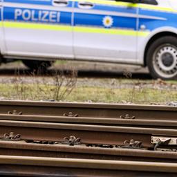 Ein Fahrzeug der Bundespolizei steht an der Bahnstrecke