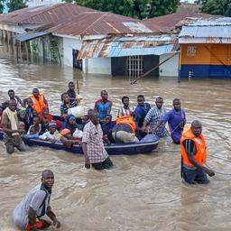 Menschen im nigerianischen Maiduguri verlassen das überschwemmte Gebiet auf einem Boot (Archivbild vom 12. September 2024)
