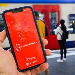 Das Deutschlandticket in der App auf dem Mobiltelefon.