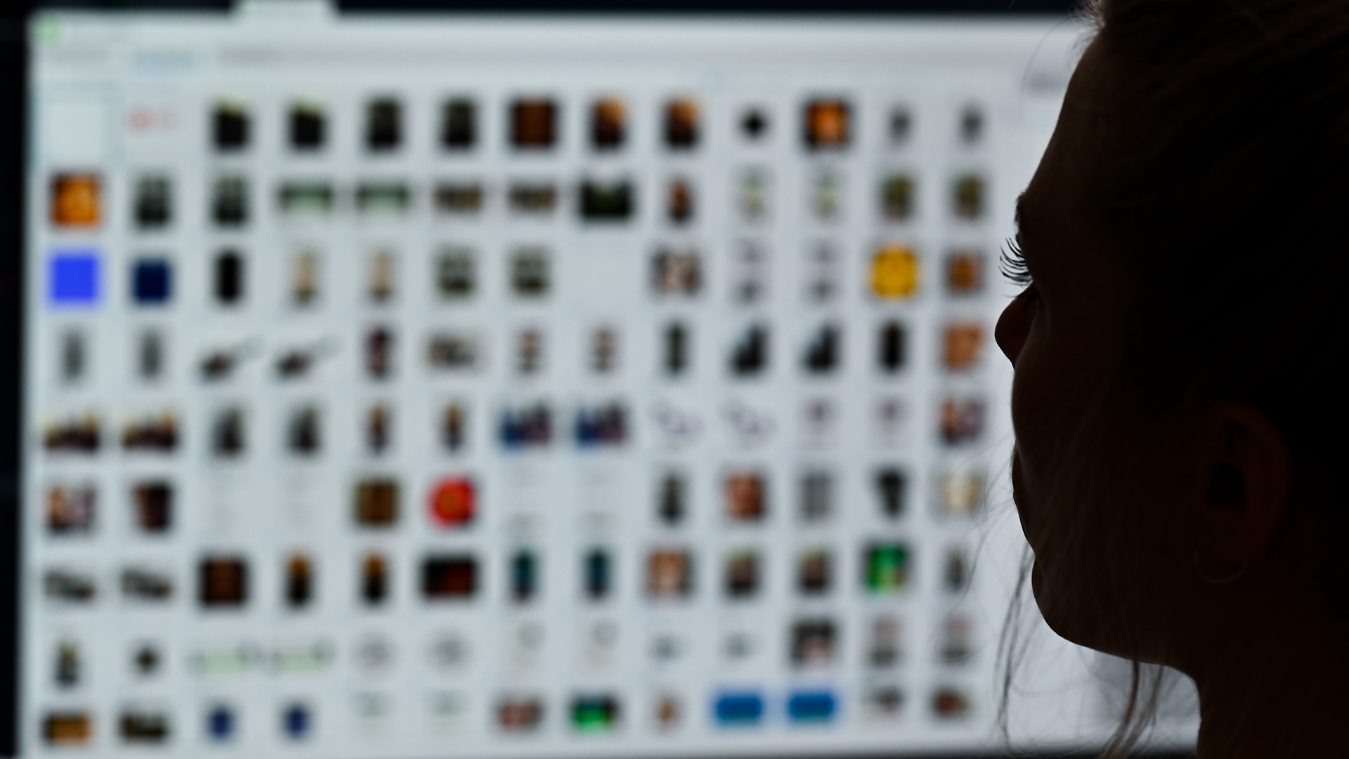 Eine Kriminaloberkommissarin sitzt vor einem Auswertungscomputer bei Ermittlungen gegen Kinderpornografie. (Archivbild)