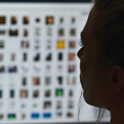 Eine Kriminaloberkommissarin sitzt vor einem Auswertungscomputer bei Ermittlungen gegen Kinderpornografie. (Archivbild)