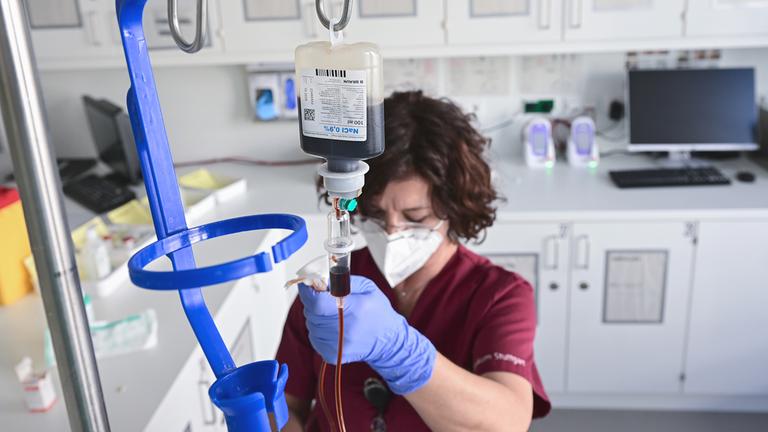 Eine Pflegerin bereitet im Klinikum Stuttgart eine Infusion vor.