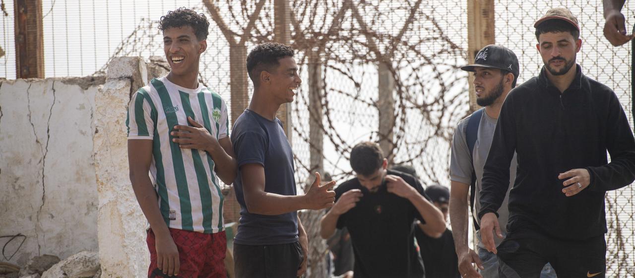 Eine Gruppe Migranten am Grenzübergang Bab Sebta in der Nähe von Fnideq in Marokko.
