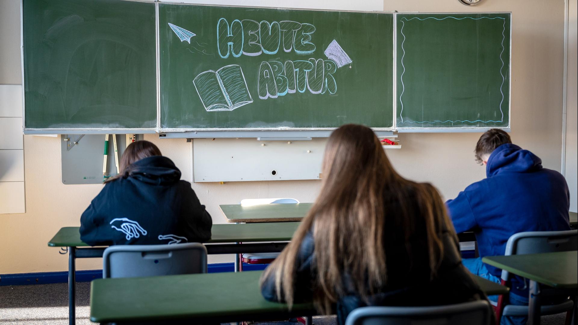 Schüler in Delmenhorst bei der Abi-Prüfung | dpa