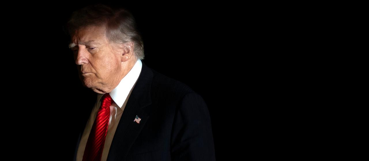 Donald Trump vor schwarzem Hintergrund