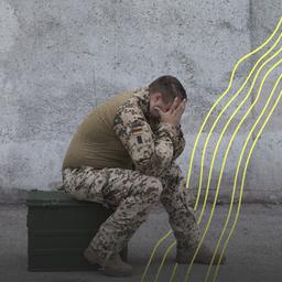 Ein traumatisierter Soldat verbirgt verzweifelt sein Gesicht in den Händen.