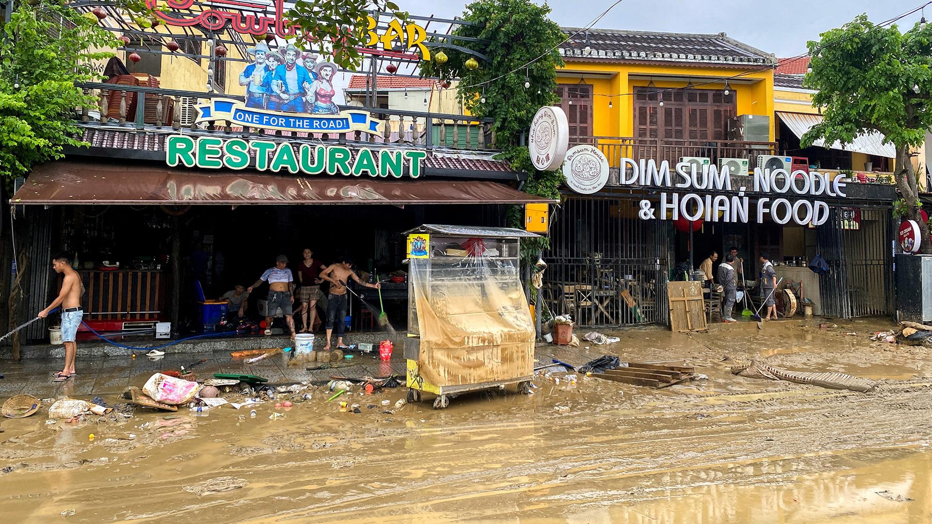 Menschen reinigen ein Restaurant nach Überschwemmungen in Zentralvietnam (Archivbild 1.112025). | REUTERS