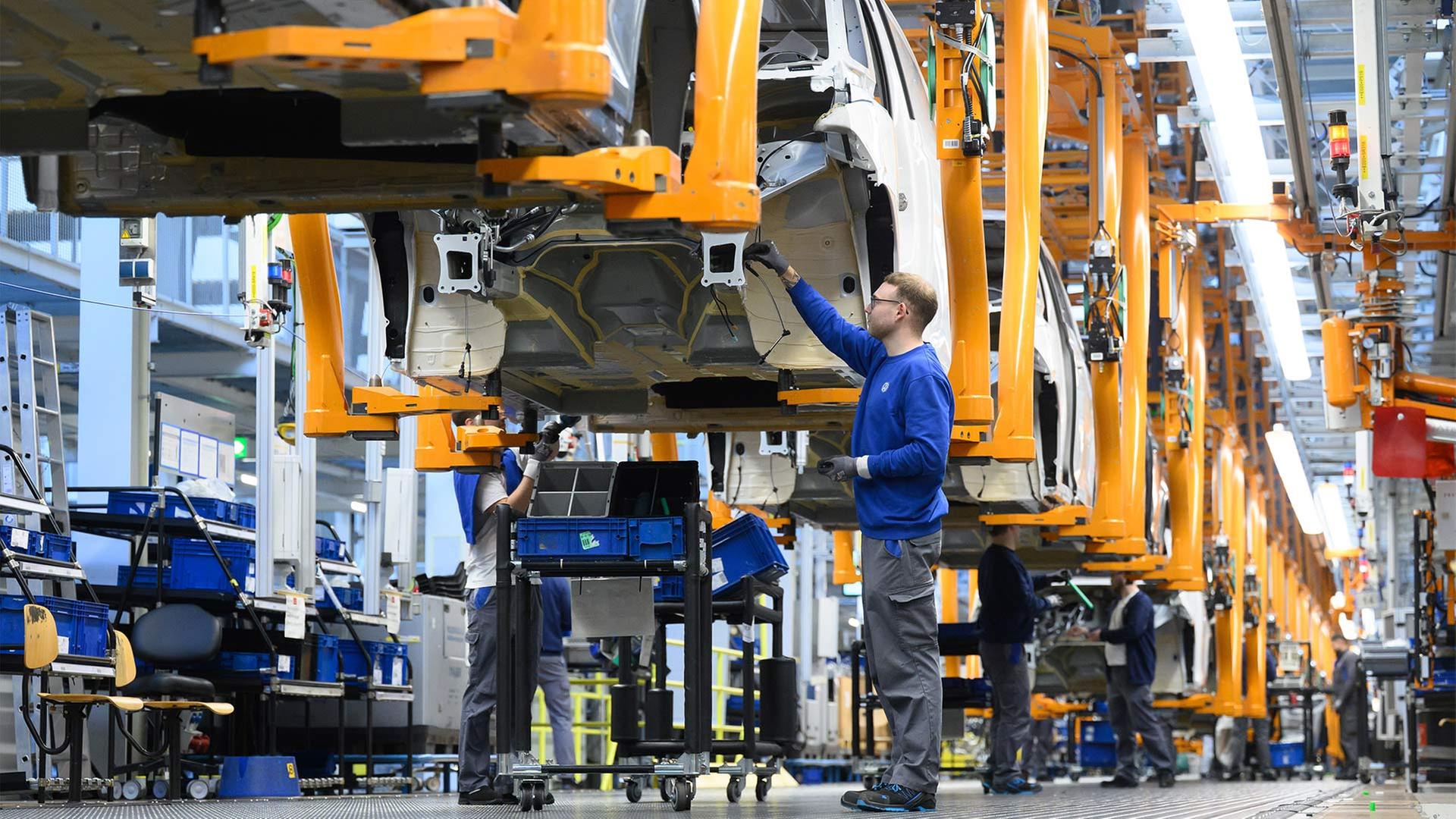 Mitarbeiter montieren ID Buzz Fahrzeuge im Werk von Volkswagen Nutzfahrzeuge.  | picture alliance/dpa