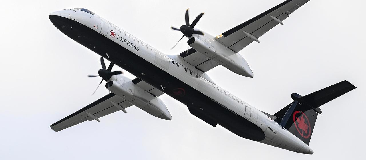 Ein Bombardier Q400 Flugzeug der Air Canada Express startet vom internationalen Flughafen Montreal-Pierre Elliott Trudeau in Montreal, Kanada.