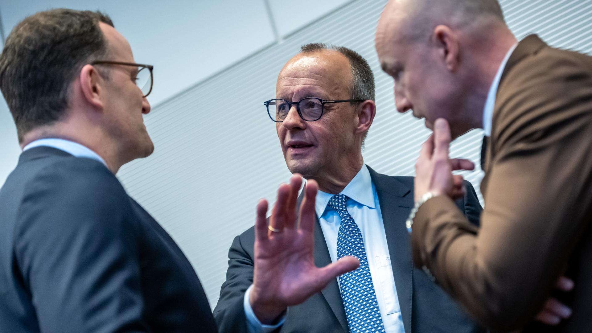 Jens Spahn (von links), Friedrich Merz und Alexander Hoffmann | Michael Kappeler/dpa
