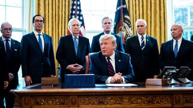 US-Präsident Trump bei der Unterzeichnung des Kriegswirtschaftsgesetzes.