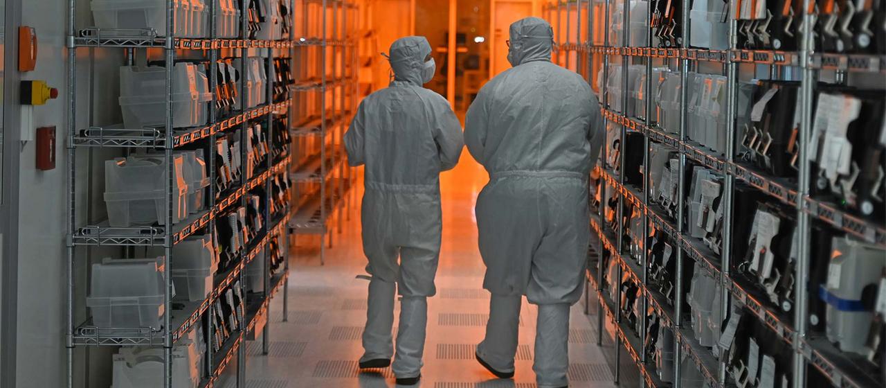 Mitarbeiter der Nexperia GmbH gehen durch Reinräume des Halbleiterproduzenten.