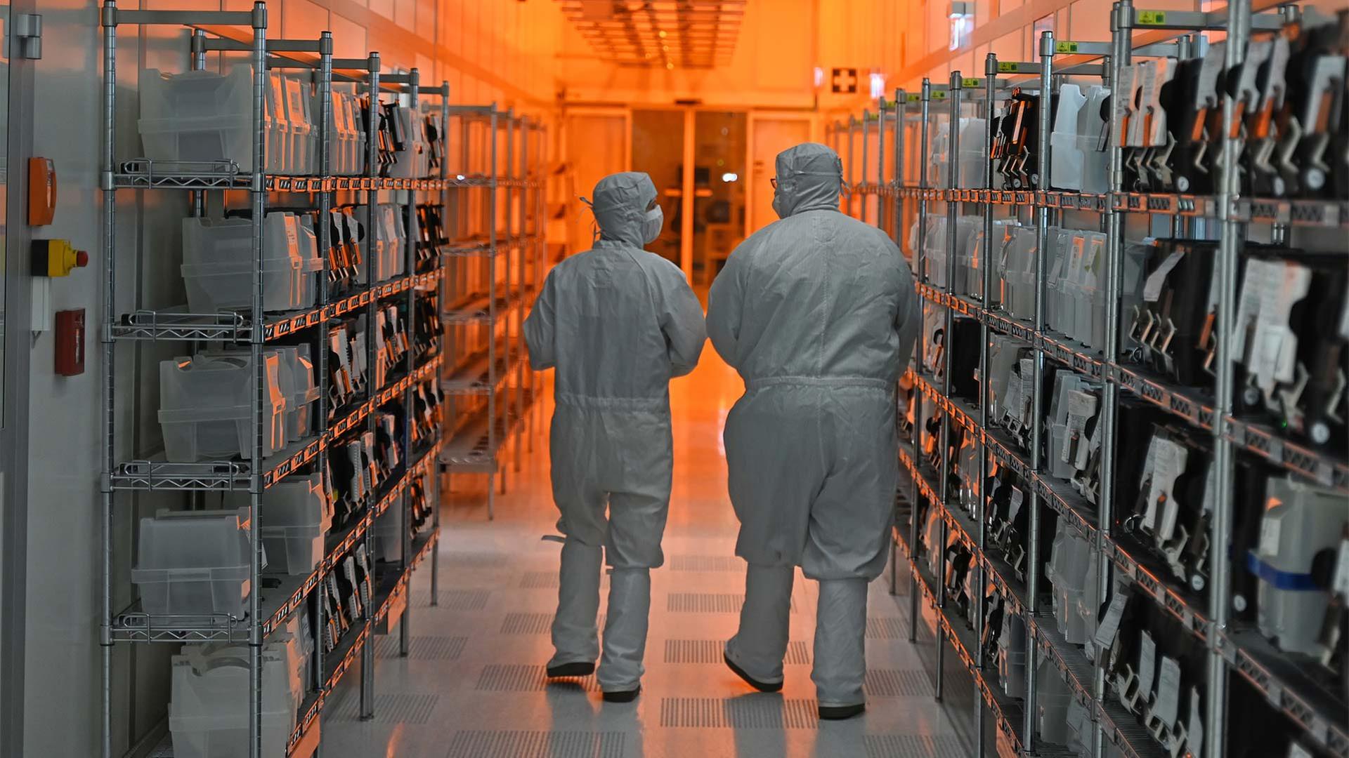 Mitarbeiter der Nexperia GmbH gehen durch Reinräume des Halbleiterproduzenten. | picture alliance/dpa