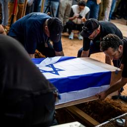 Angehörige und Freunde nehmen an der Beerdigung einer der drei israelischen Geiseln teil, die irrtümlich durch Beschuss israelischer Soldaten getötet wurden.