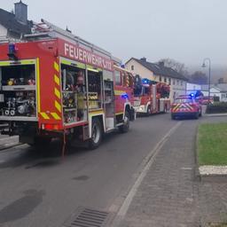 Die Feuerwehr steht vor einem Wohnhaus in Wittlich. Dort hat es gebrannt. 