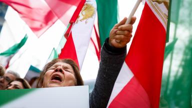 Demonstranten in Brüssel zeigen sich mit den Protesten im Iran solidarisch.