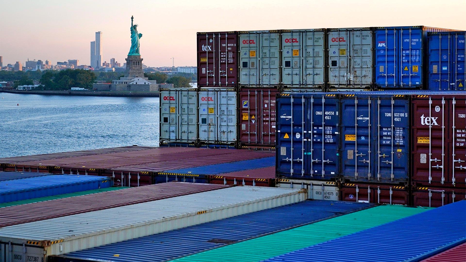 Statue of Liberty, New York, im Vordergrund Container auf einem Frachtschiff. | picture alliance / ASSOCIATED PR