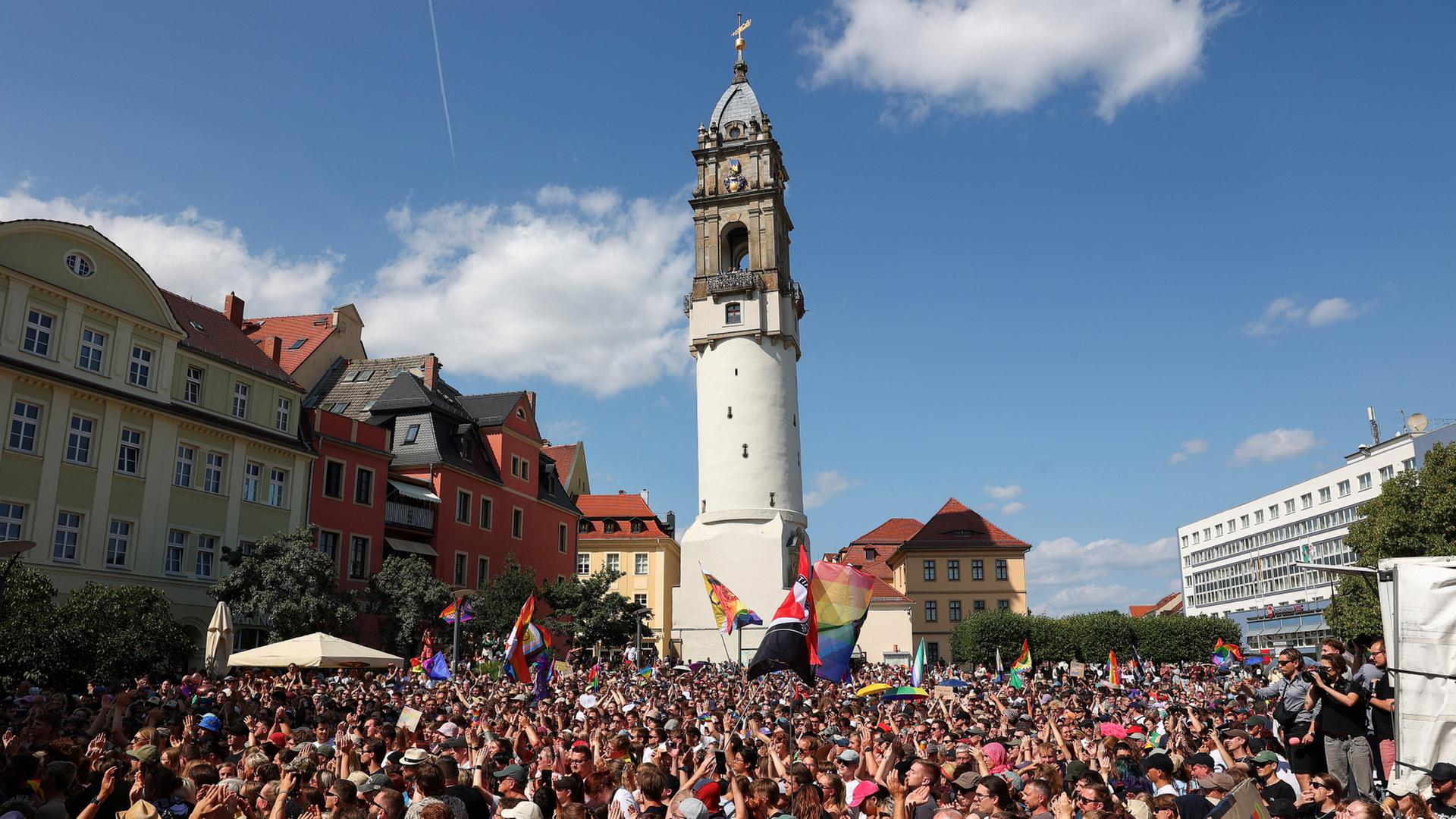 Menschen feiern in Bautzen den Christopher-Street-Day. | REUTERS