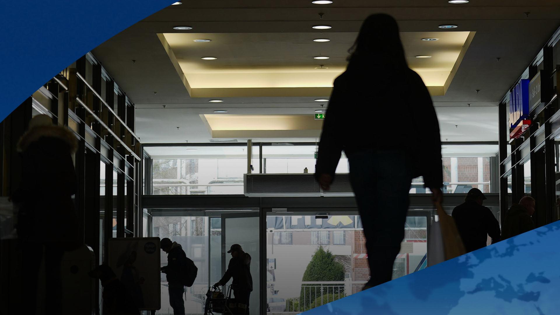 Ein Wolf hat in einer Hamburger Einkaufspassage eine Frau gebissen. | dpa