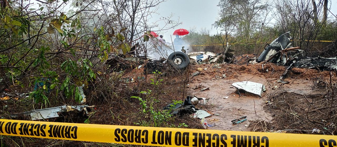 Kenianische Beamte inspizieren die Absturzstelle eines Flugzeugs in der Nähe von Diani.