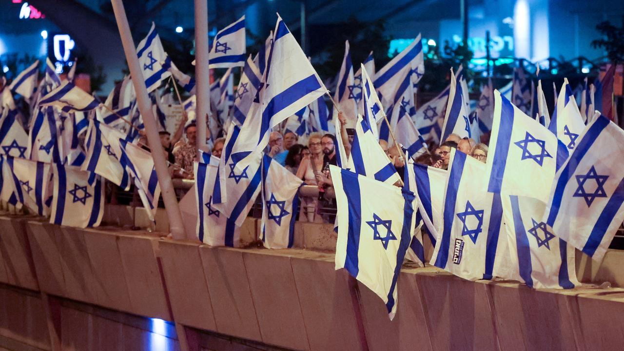 Israel Zehntausende demonstrieren erneut gegen Justizreform