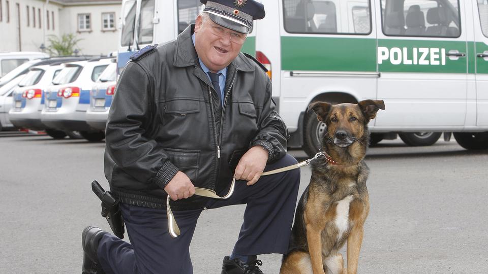 Horst Krause verkörpert den beliebten Dorfpolizisten im "Polizeiruf 110". | dpa Horst Krause präsentiert als Dorfpolizist Krause seinen neuen Polizeihund Haduck während der Dreharbeiten zu dem rbb-Polizeiruf 110 "Fremde Spiegel".
