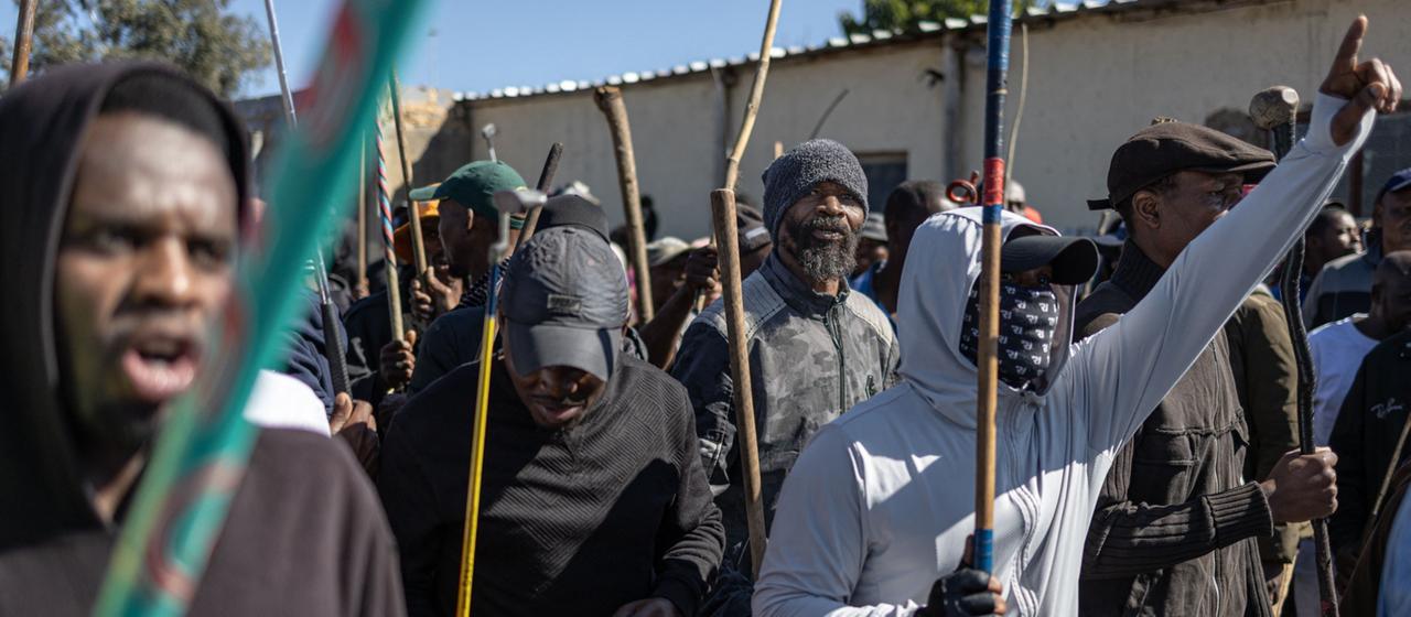 Demonstranten marschieren bei einer Anti-Migranten-Demonstration in Alexandra (Südafrika). 