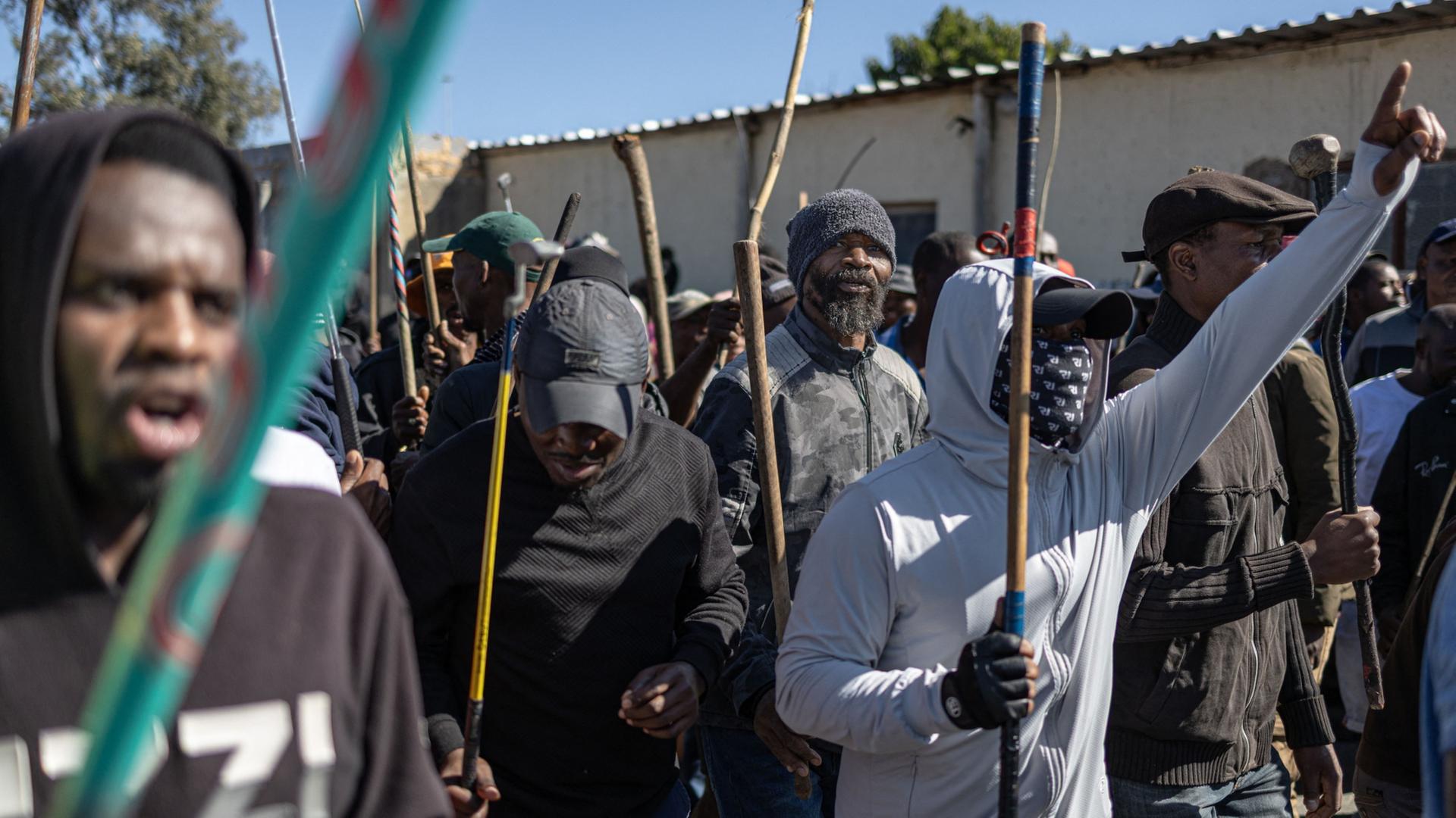 Demonstranten marschieren bei einer Anti-Migranten-Demonstration in Alexandra (Südafrika).  | AFP