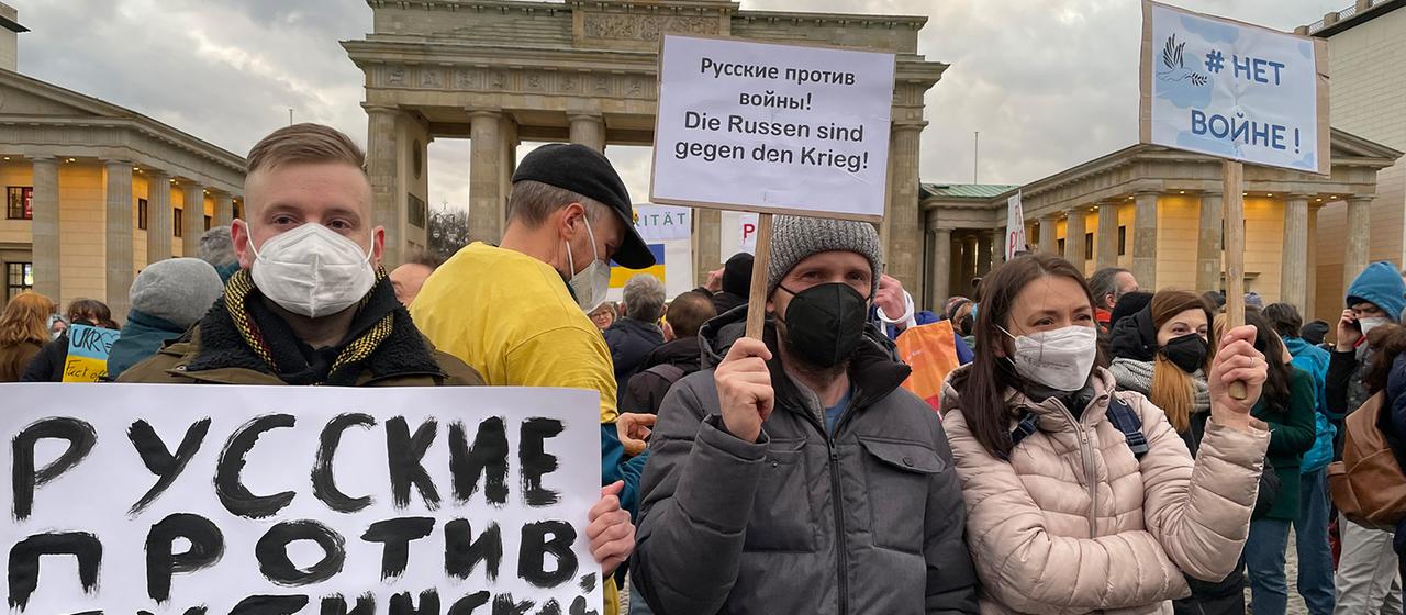 Russische Dissidenten demonstrieren am 22. Februar 2022 in Berlin für Frieden.