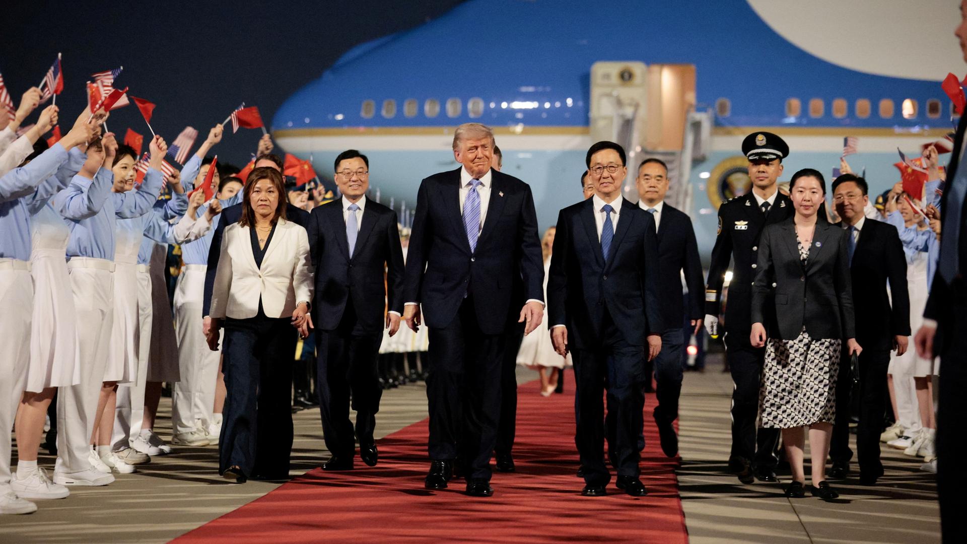 US-PrÃ¤sident Donald Trump mit Chinas VizeprÃ¤sidenten Han Zheng in Peking. | Reuters