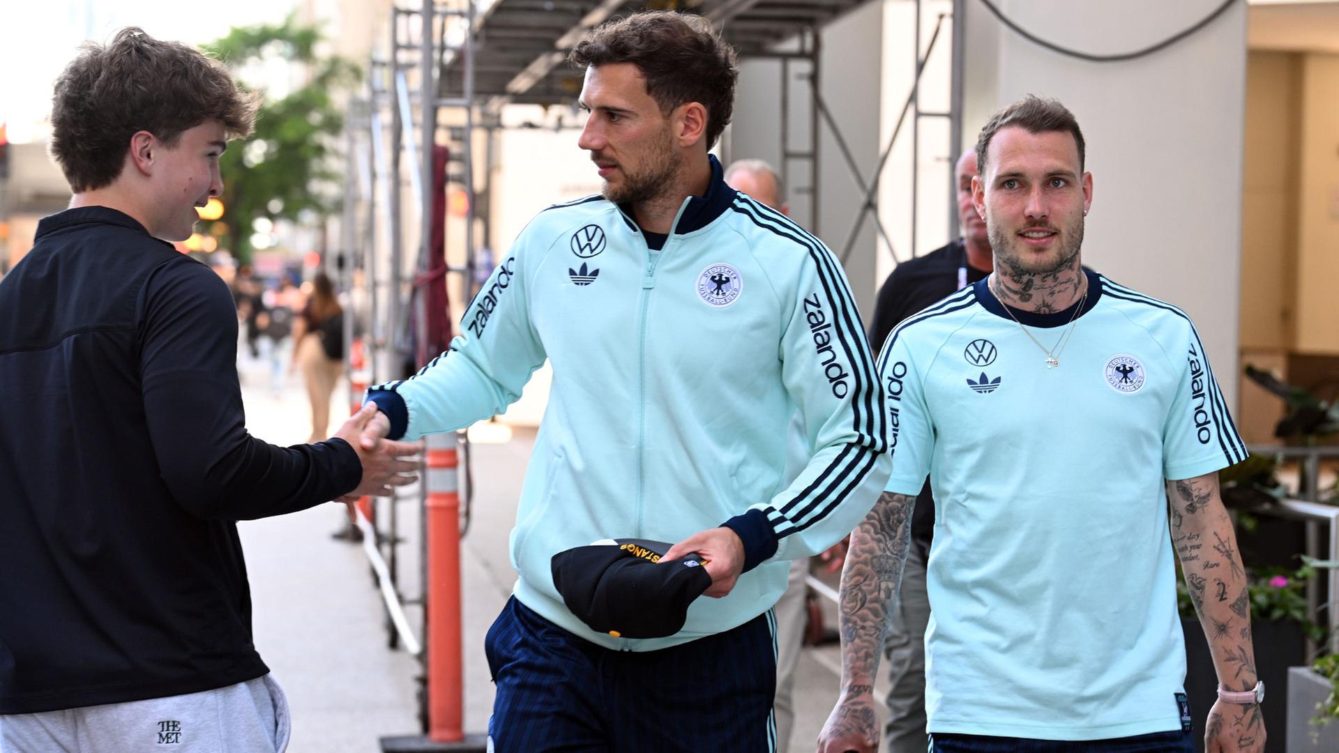 Leon Goretzka und David Raum begrueÃen Fans in Chicago. | Federico Gambarini/dpa