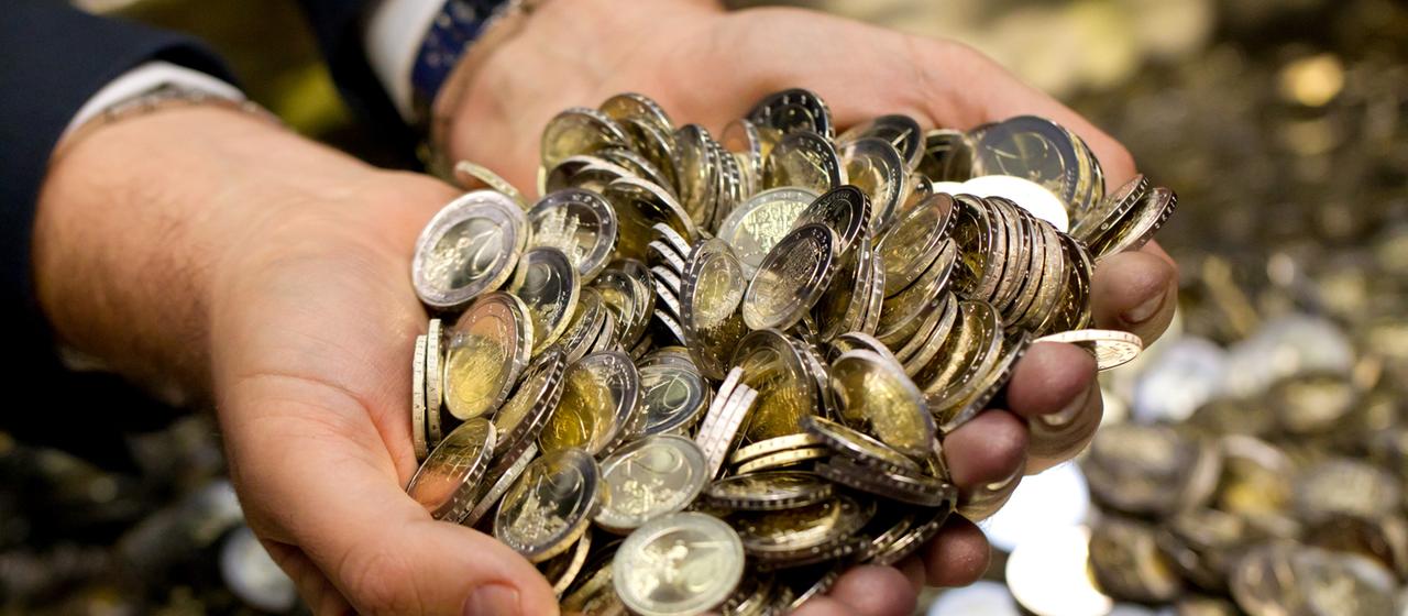 Symbolbild: Zwei Hände voller Euro-Münzen