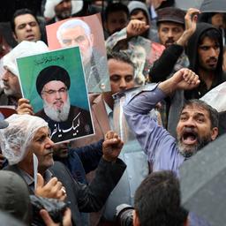 Menschen protestieren in Teheran, Iran, gegen Israel und die Tötung des Hisbollah-Chefs Nasrallah.